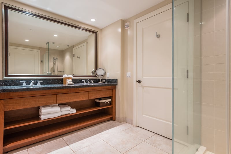 Custom marble counter tops with dual sinks - perfect for families! HKK-424
