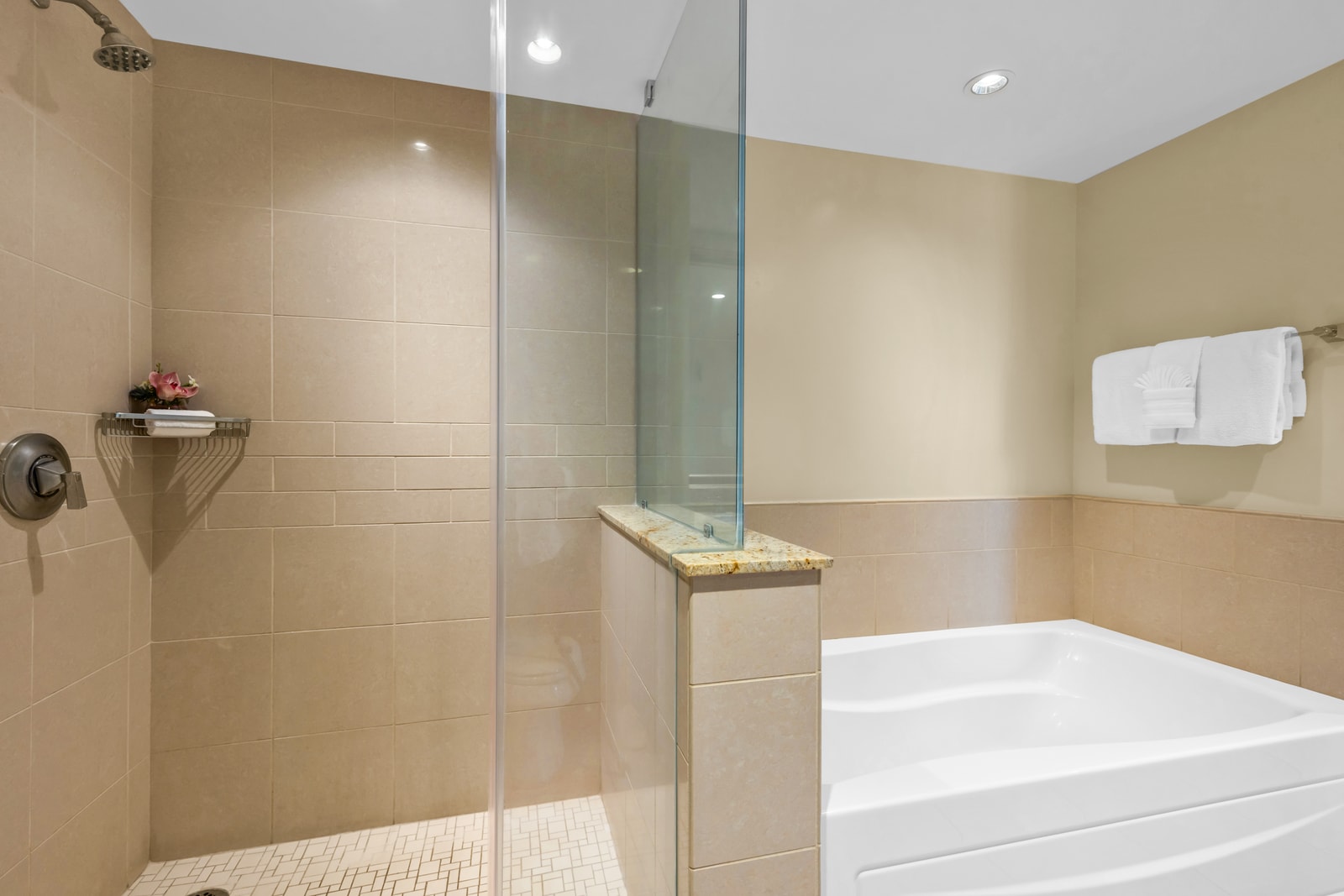 Refresh in a clean and spacious primary bathroom HKK-434