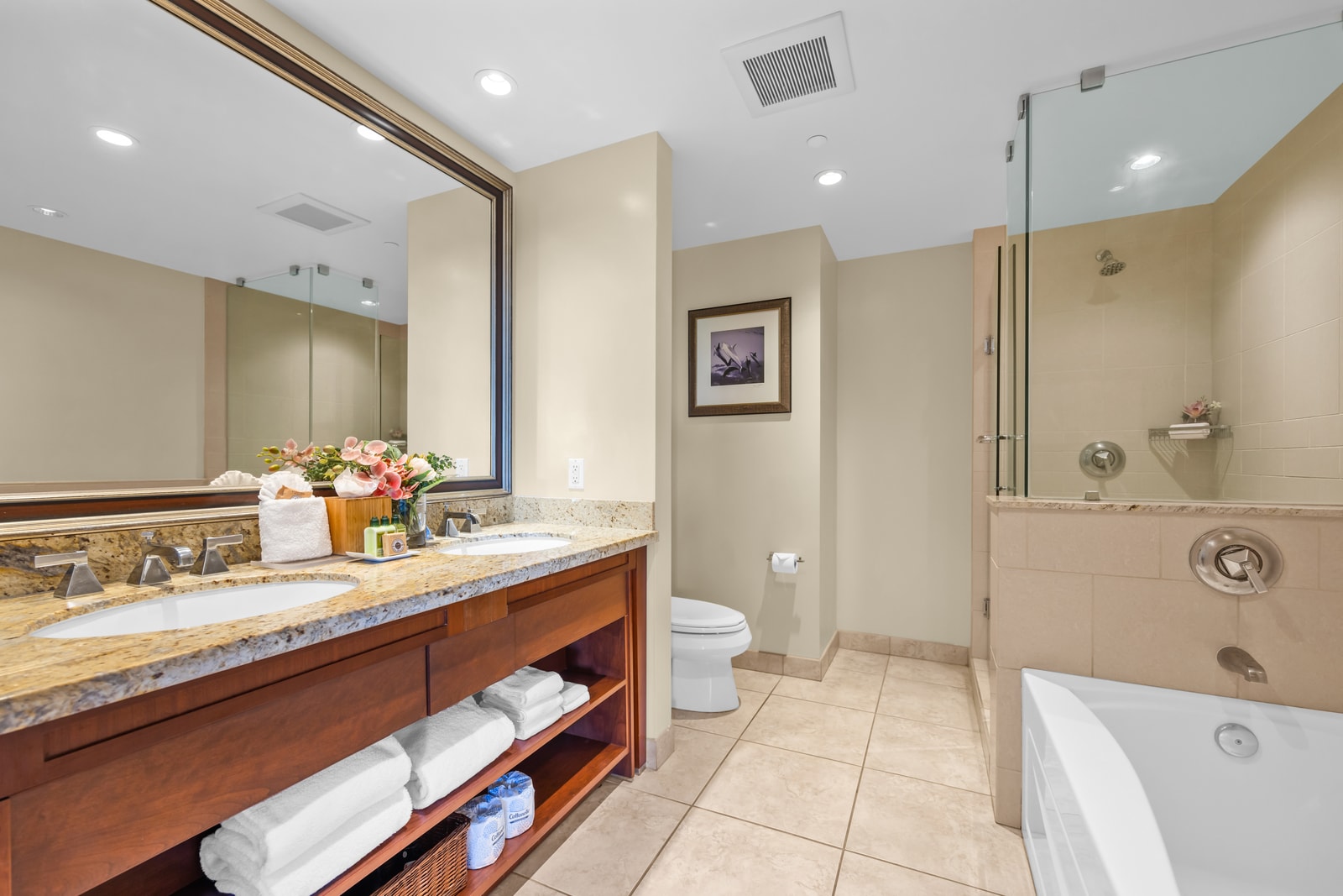 A bright spa inspired bath designed for comfort HKK-434