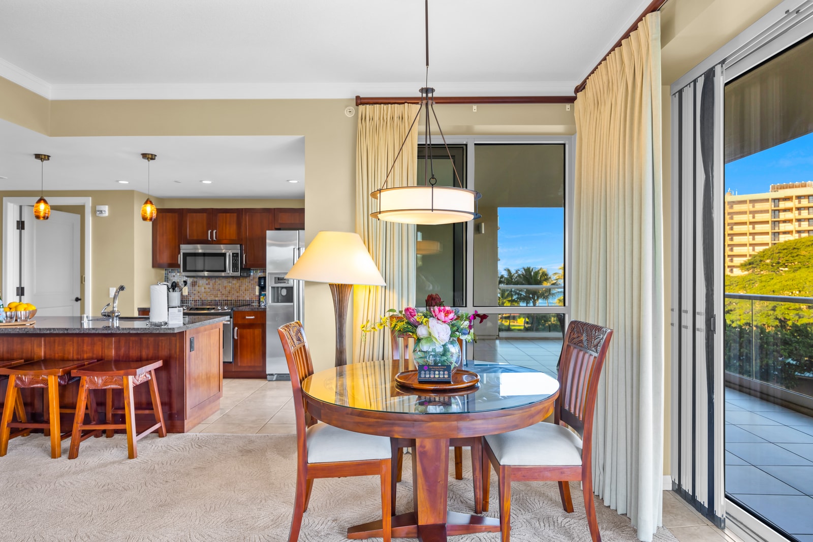 A bright dining area ready for long relaxed dinners HKK-434