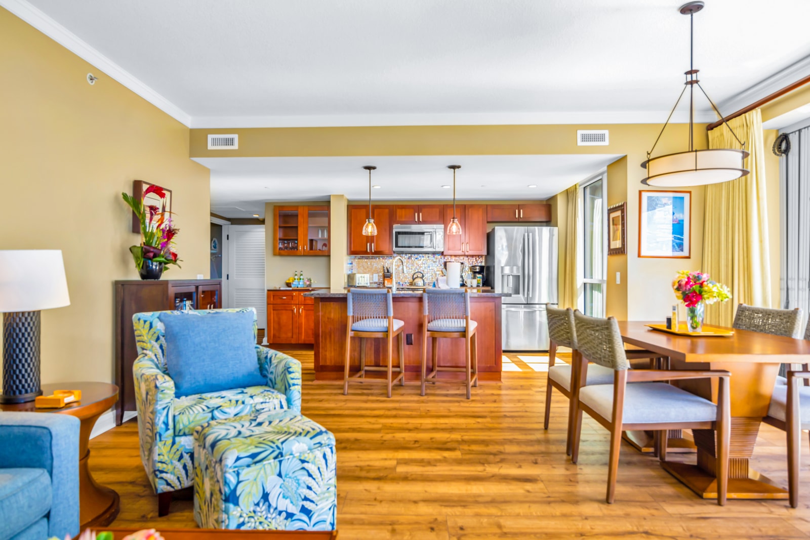 Comfortable seating and stylish finishes give the open living area a breezy island feel. HKK-439