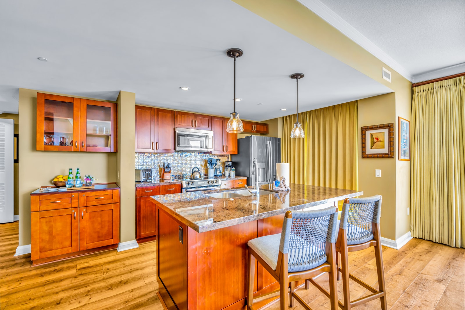 A center island and open layout make this kitchen perfect for prepping snacks, cocktails, or family dinners. HKK-439