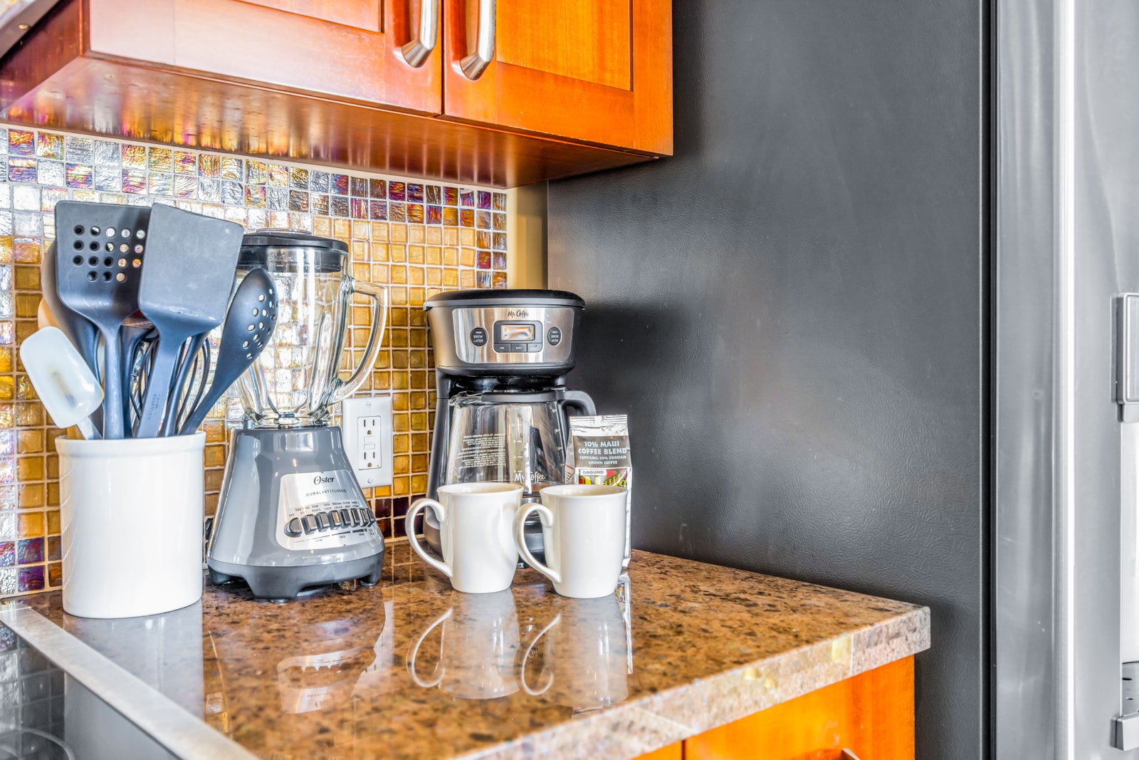 From blenders to wine keys, this fully equipped kitchen has every tool you need within easy reach. HKK-439