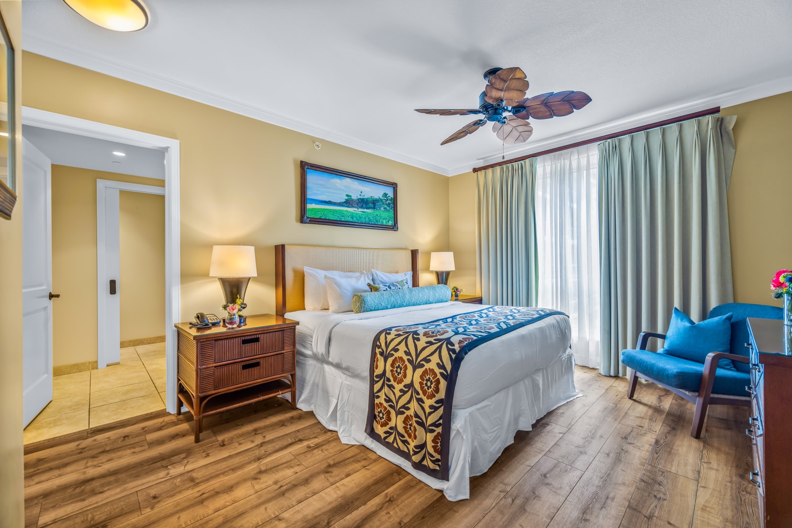 Wake up to natural light and garden views in this spacious bedroom retreat with its own Smart TV. HKK-439