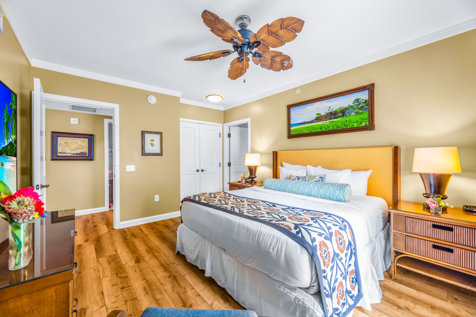 Enjoy extra space and comfort with a King bed, ceiling fan, and direct access to the ensuite bath. HKK-439