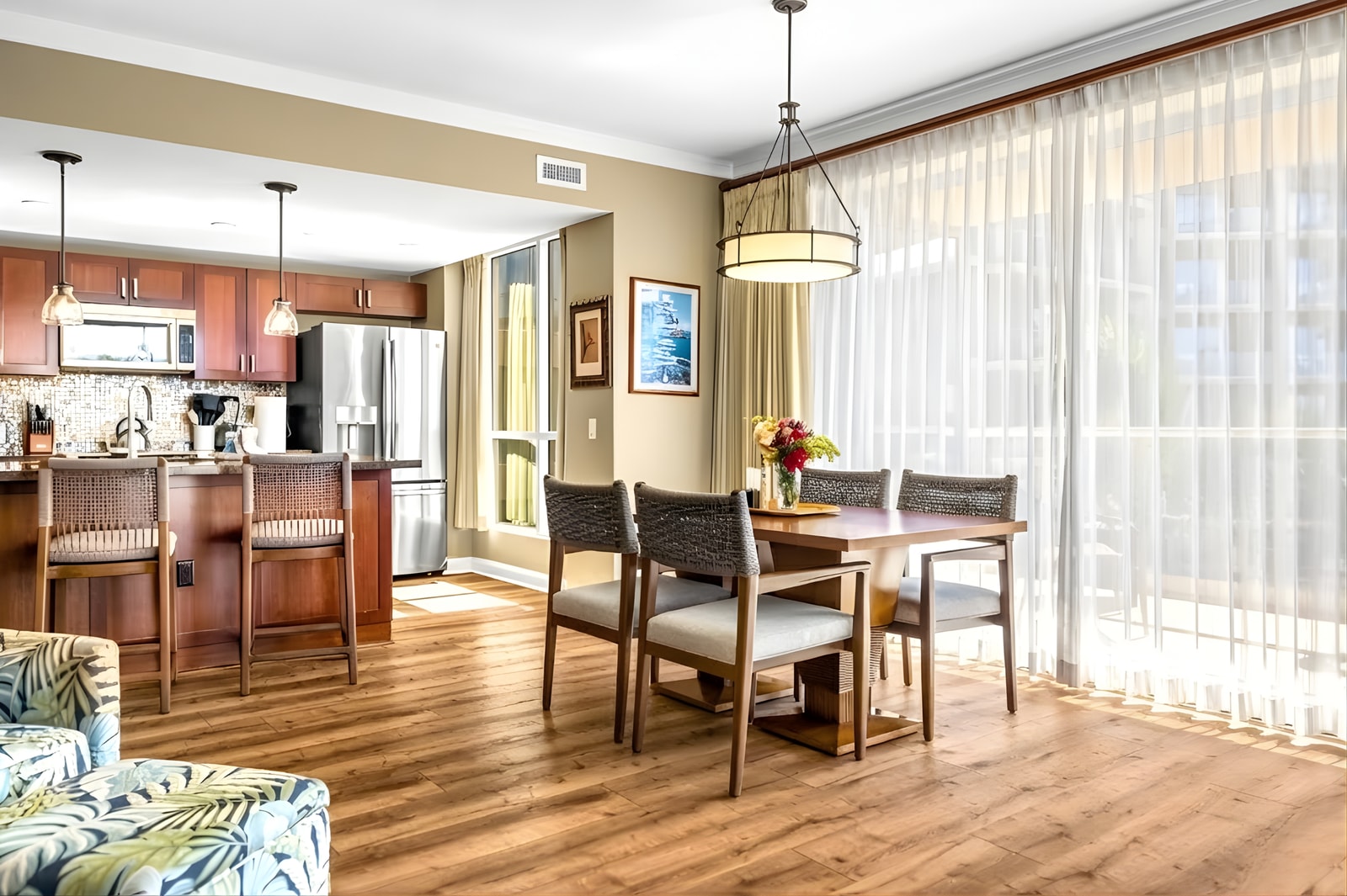 Enjoy meals at the indoor dining table with pano doors opening to your private lanai.  HKK-439