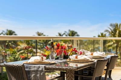 Your al-fresco dining location under the Hawai'i sun with sounds of the ocean splashing in the distance HKK-443