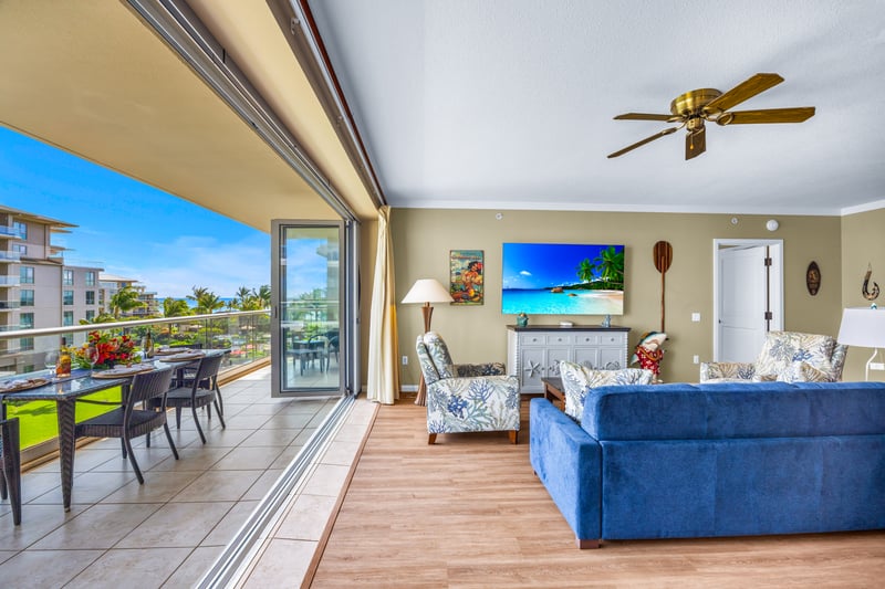 Bright living room that opens to island views HKK-443