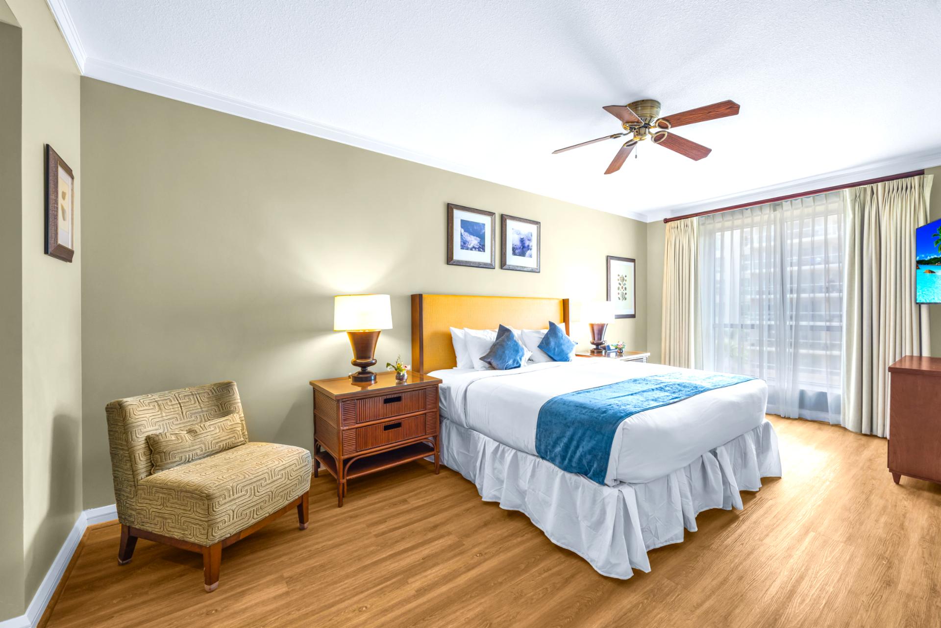 The cozy yet spacious guest room was designed for relaxation HKK-443