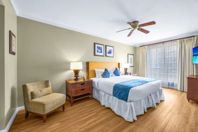 The cozy yet spacious guest room was designed for relaxation HKK-443