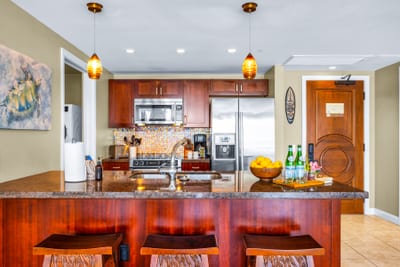 Entertain easily with open kitchen and bar seating HKK-443