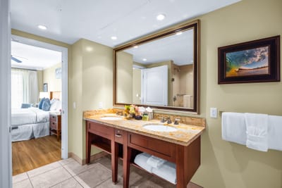 Bright bathroom with plenty of storage HKK-443