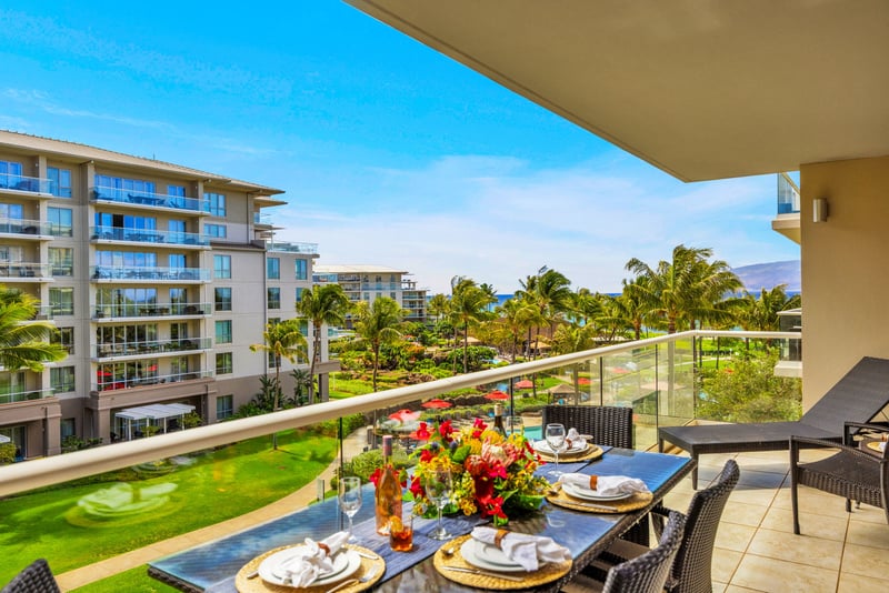 Balcony dining with tropical gardens as your backdrop HKK-445