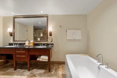 Whether it’s morning prep or evening unwind, this bathroom fits your rhythm
HKK-451