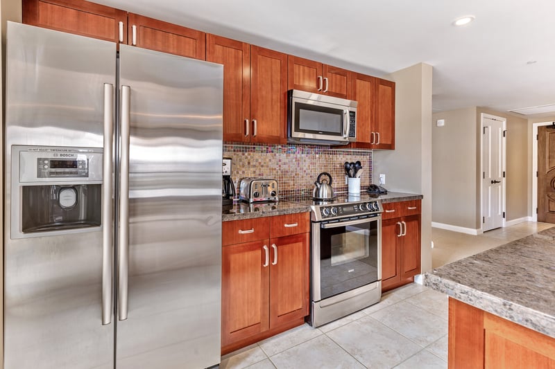 Modern full kitchen with stainless steel appliances and mosaic backsplash. HKK-513