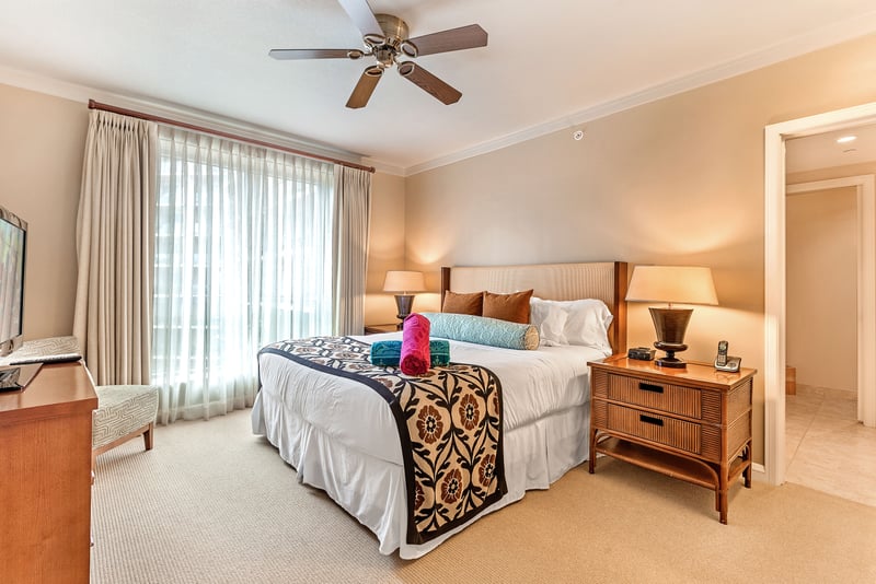 Cozy island-style bedroom with plush bedding and natural light. HKK-513