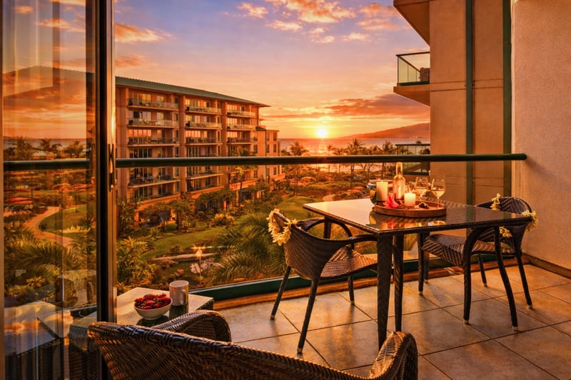 Catch beautiful Maui sunsets from your private lanai, with outdoor dining seating that invites you to linger over dinner as the sky fades into the Pacific. HKK-537