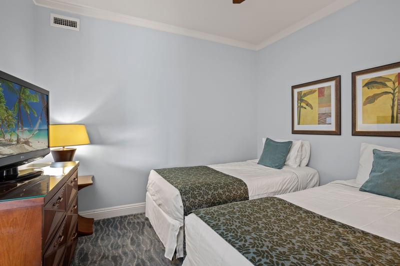 Twin-bed guest room with relaxing beach vibes.