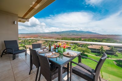 Sweeping views of the West Maui Mountains and the island of Maui, right from your doorstep. HKK-812