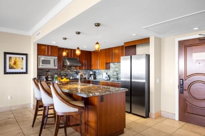 Dining area comfortably seats six and connects seamlessly with the fully equipped kitchen. HKK-825