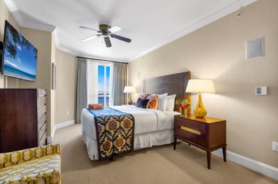 King guest bedroom with ceiling fan and view window for cool island breezes. HKK-825