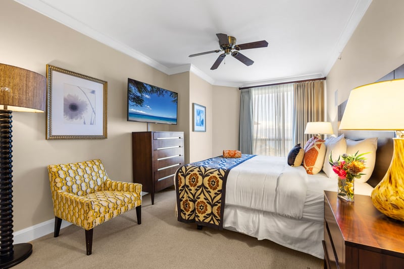 Guest room with King bed and seating area, ideal for quiet mornings.