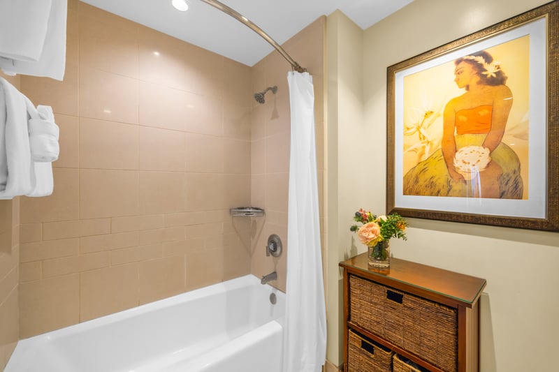 Refresh after the day in a bright spa like bath HKK-922