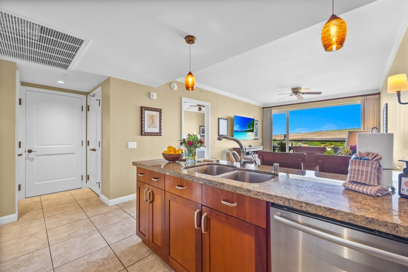 Modern kitchen with plenty of room to gather HKK-922
