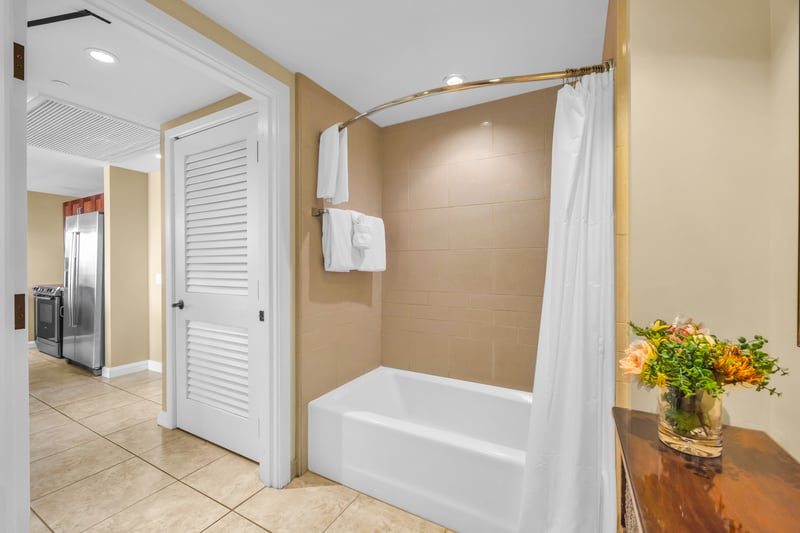 Unwind in a clean and calming bathroom space HKK-922