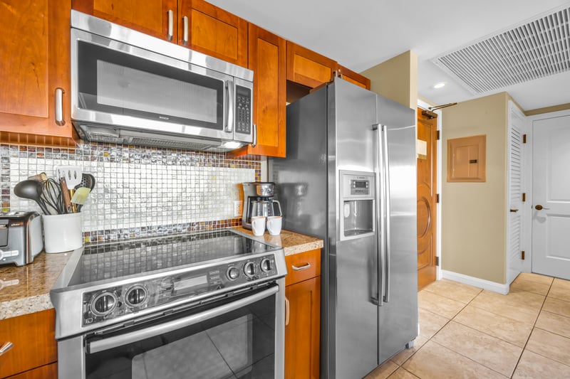Prepare fresh dishes in a spacious vacation kitchen HKK-922