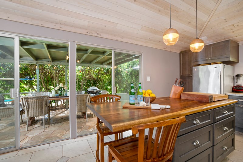 It’s more than a kitchen—it’s a sanctuary wrapped in cedar and sunlight, where even silence feels tenderly brewed