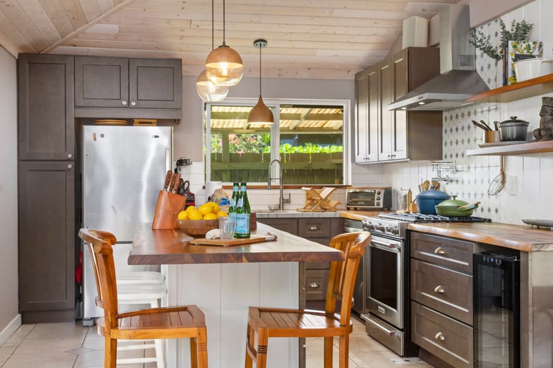 It’s a chef’s playground wrapped in wood tones, artisanal tile, and just the right pinch of mountain cabin charm.