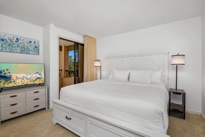 With garden views from your lanai, soft white bedding, and a spacious wardrobe, this suite whispers easy elegance