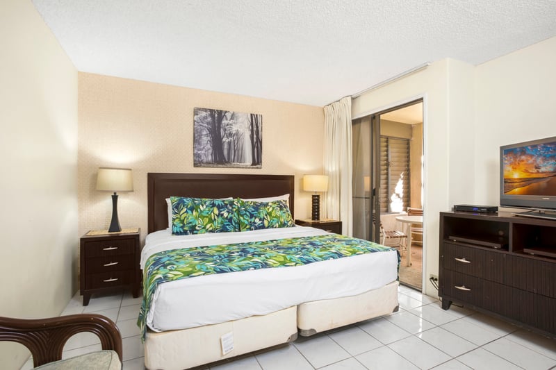 A playful retreat with botanical flair, cozy elegance, and a breezy lanai just steps from your pillow