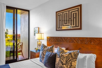 Drift off to sleep in the spacious master suite, perfectly appointed for a Hawaiian escape KS-104