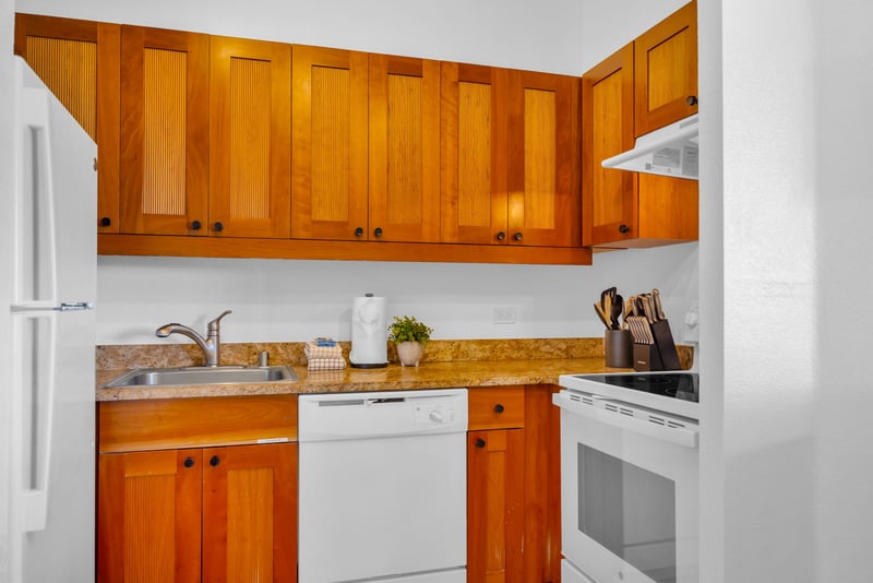 The fully equipped kitchen is the perfect place to prep island inspired meals