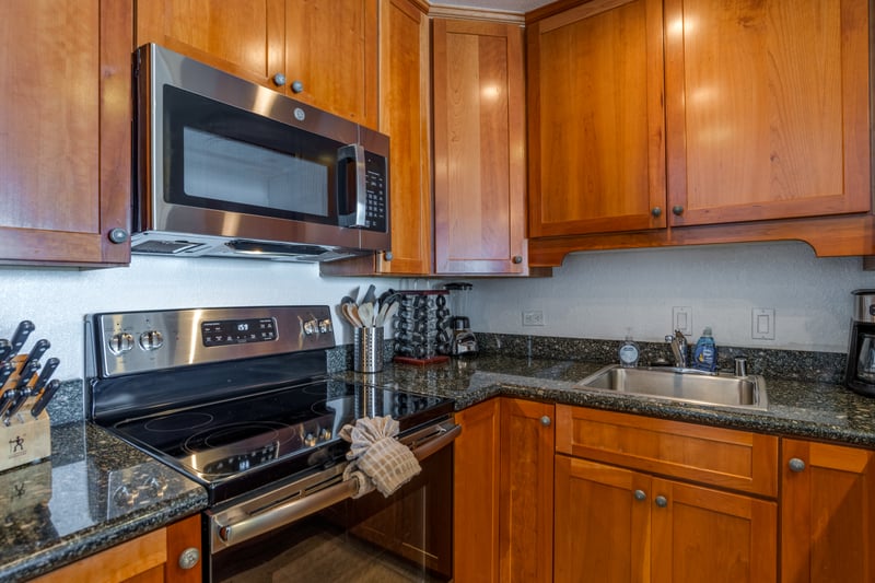 A swirl of polished stone and golden wood, this kitchen stirs up island ease with a splash of tropical sparkle KS-258