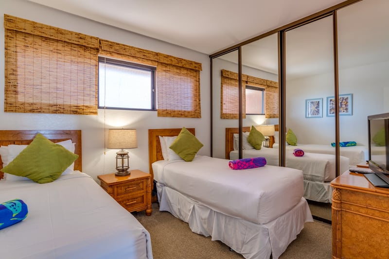 Mirrored wardrobe, twin beds, and a touch of tiki charm—plus a breezy lanai to greet each island morning KS-258