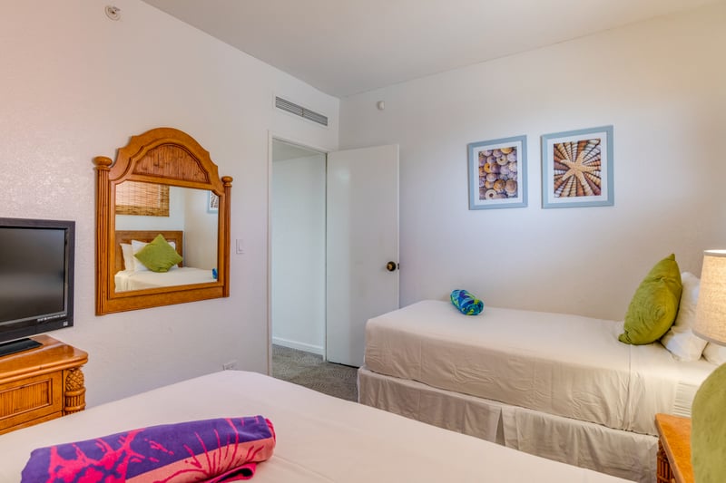 A playful twin retreat with mirrored charm, pops of color, lanai breezes, and a closet that’s ready for aloha KS-258