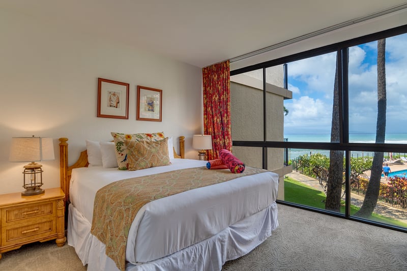 From playful paisleys to palm-view windows, this bedroom pairs cheerful charm with comfort and lanai bliss KS-258