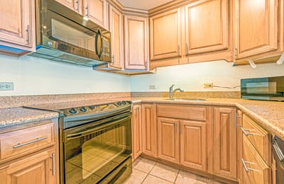 Classic wood cabinetry and all the essentials, island-style.