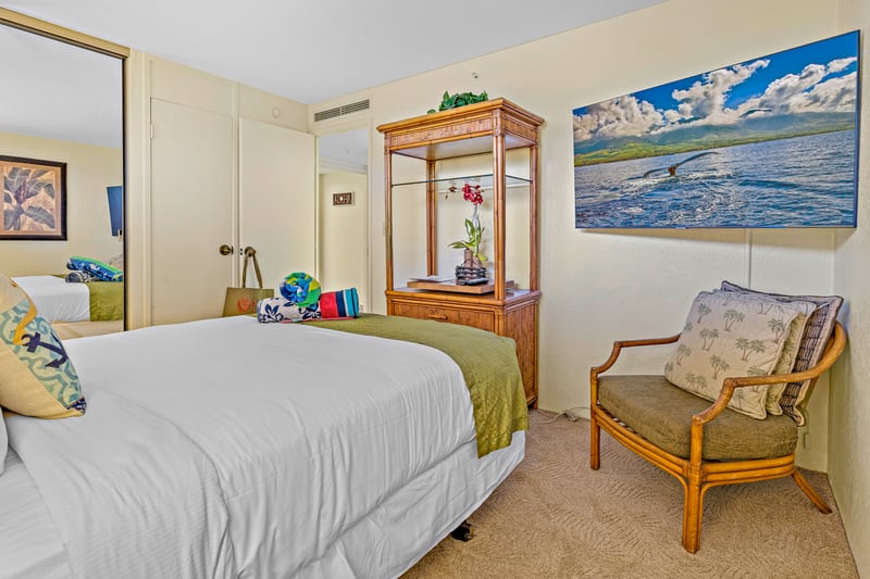 Where tropical art meets comfort—enjoy plush bedding, a sunny lanai, and a wardrobe that’s island-ready KS-535