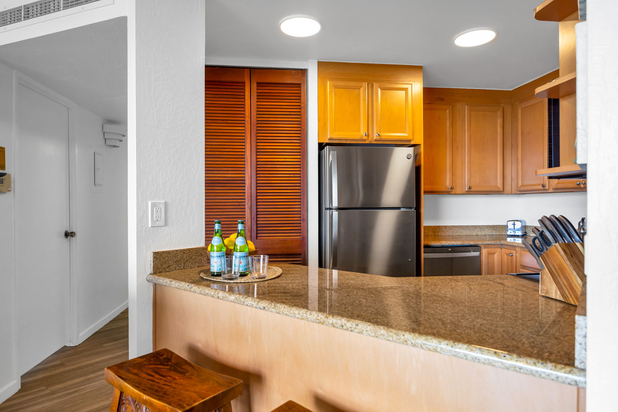 Granite breakfast bar and full-size stainless steel appliances offer everyday ease in this fully equipped kitchen. KS-616