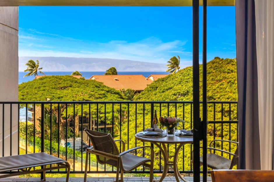 Framed by floor-to-ceiling glass, this lanai invites you to dine with views of the Pacific and lush canopy below. KS-616