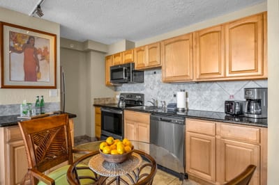 The fully equipped kitchen offers a convenient space to cook KS-736