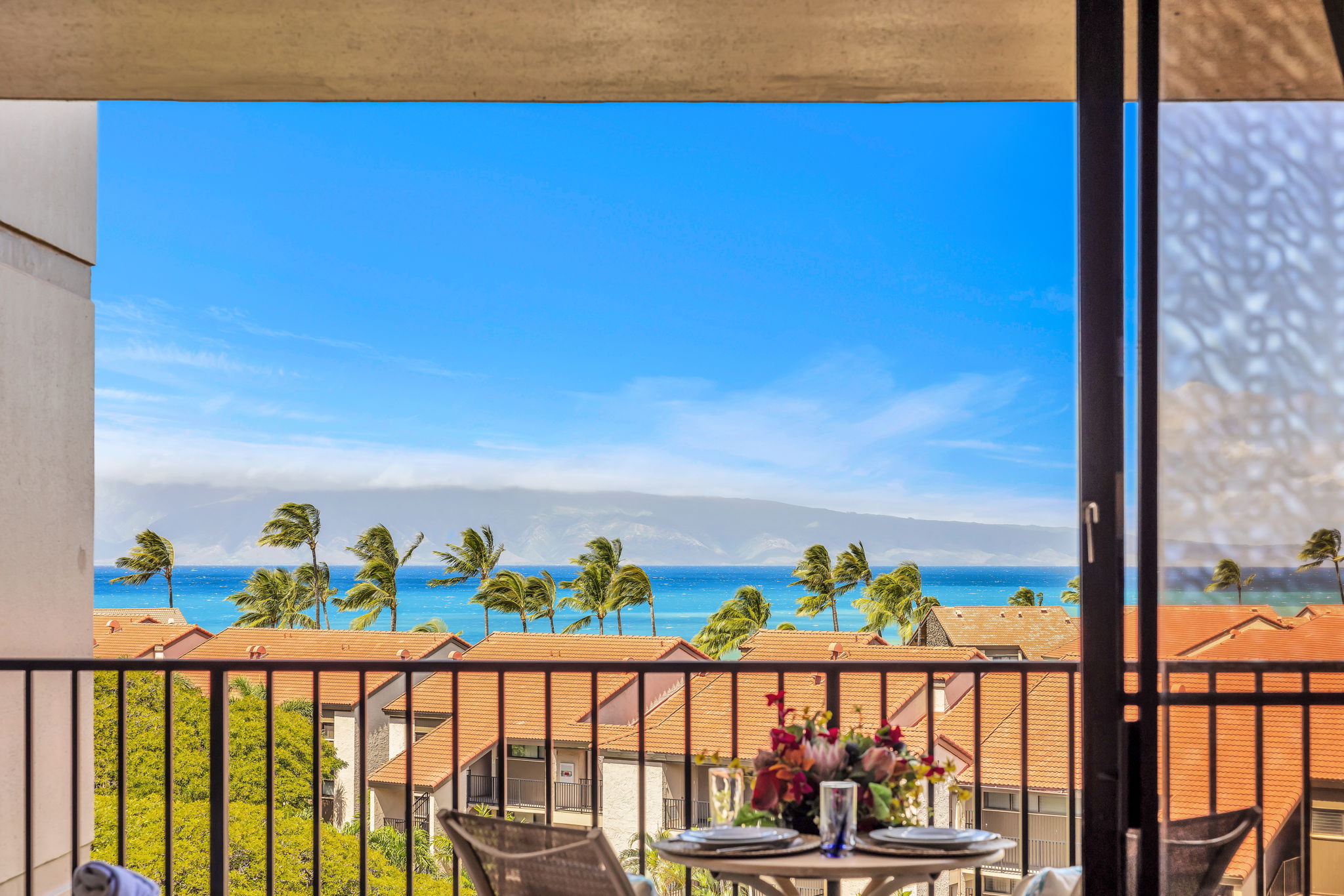 Relax on the lanai with front row seats to the sea KS-736