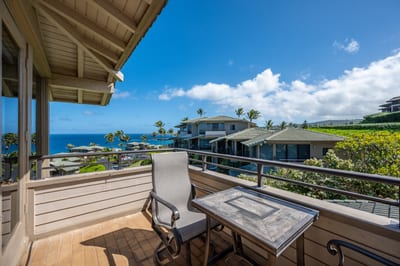 Let natural light pour in as you enjoy unforgettable meals against a backdrop of palms and Pacific waters KBV-12B3