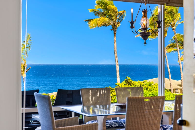 Share meals together with the ocean as your backdrop