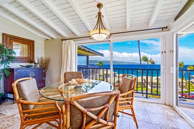 A sun-drenched dining space where every meal is paired with panoramic views of the Pacific KBV-15B3
