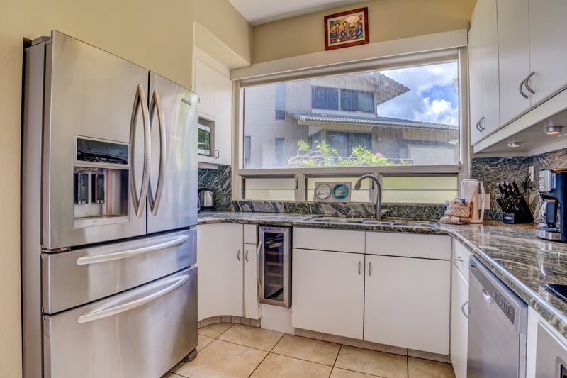  Perfectly tucked yet bright and spacious—this kitchen combines functionality with open-air island charm    KBV-16G4